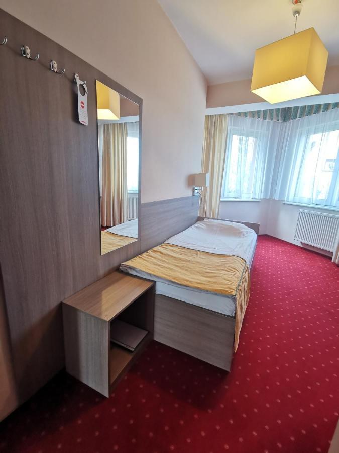 Hotel Zieliniec พอซนาน ภายนอก รูปภาพ