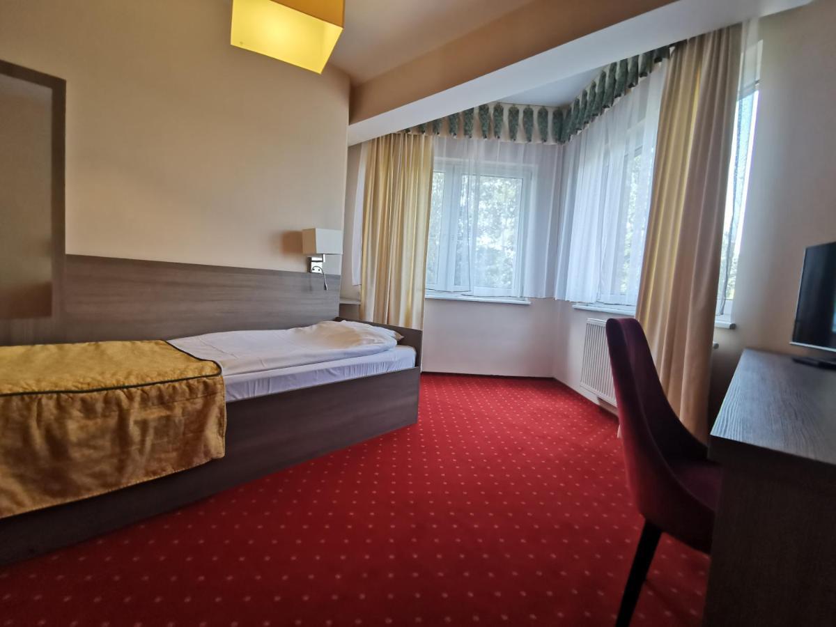 Hotel Zieliniec พอซนาน ภายนอก รูปภาพ